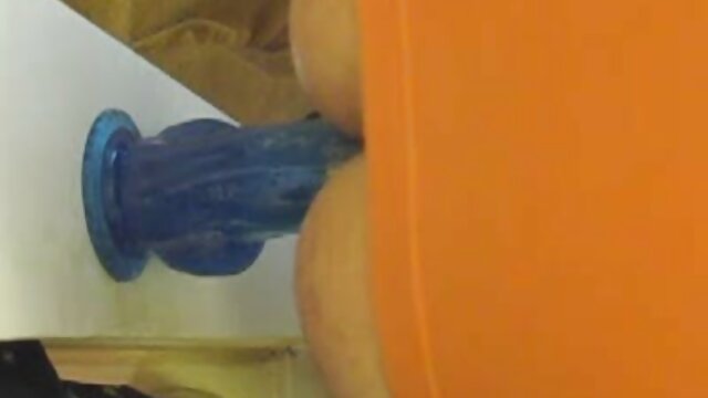 మాస్క్‌లో ఉన్న కింకీ డ్యూడ్ ఒక బొద్దు తేలుగు సేక్స్ వీడియోస్ బిచ్ యొక్క పుస్సీని పరిశీలిస్తుంది
